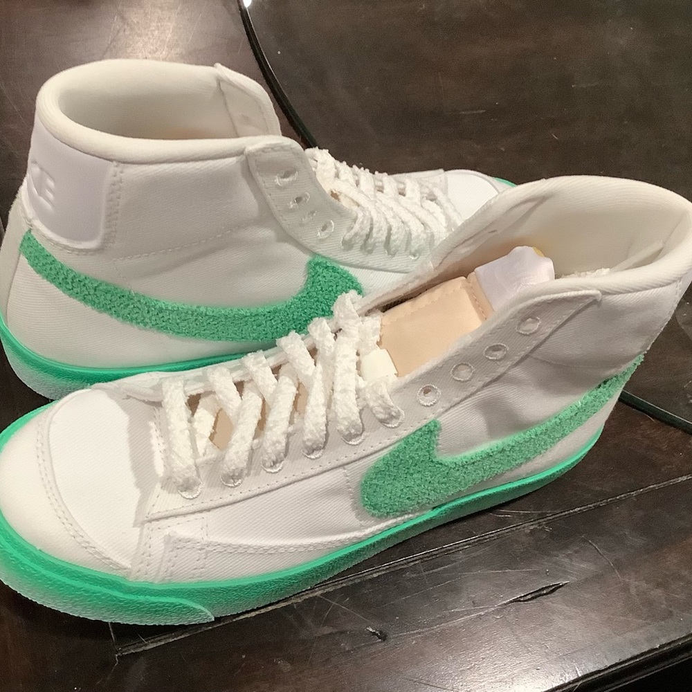 Nike Women Blazer Mid 77 Vintage Sneaker Size 7.5